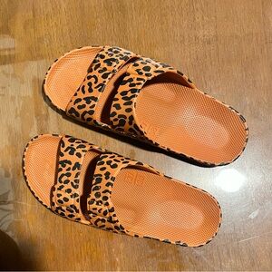 Never worn freedom Moses slides